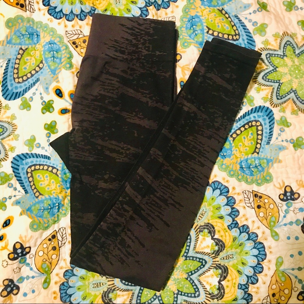 {{SOLD}}Fabletics Mid-Rise Leggings